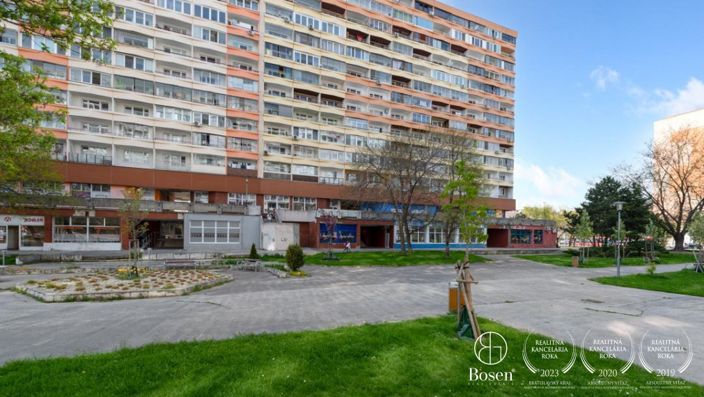 BOSEN - garsónka na začiatku Petržalky s balkónom, 30m2