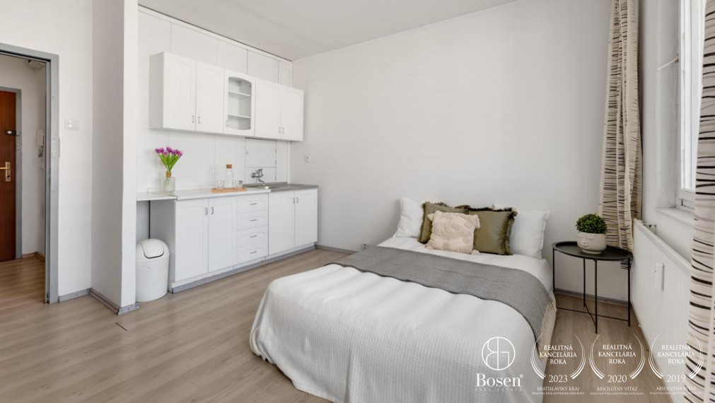 BOSEN - garsónka na začiatku Petržalky s balkónom, 30m2
