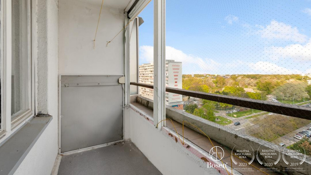 BOSEN - garsónka na začiatku Petržalky s balkónom, 30m2