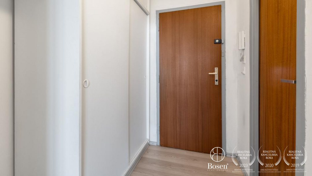 BOSEN - garsónka na začiatku Petržalky s balkónom, 30m2