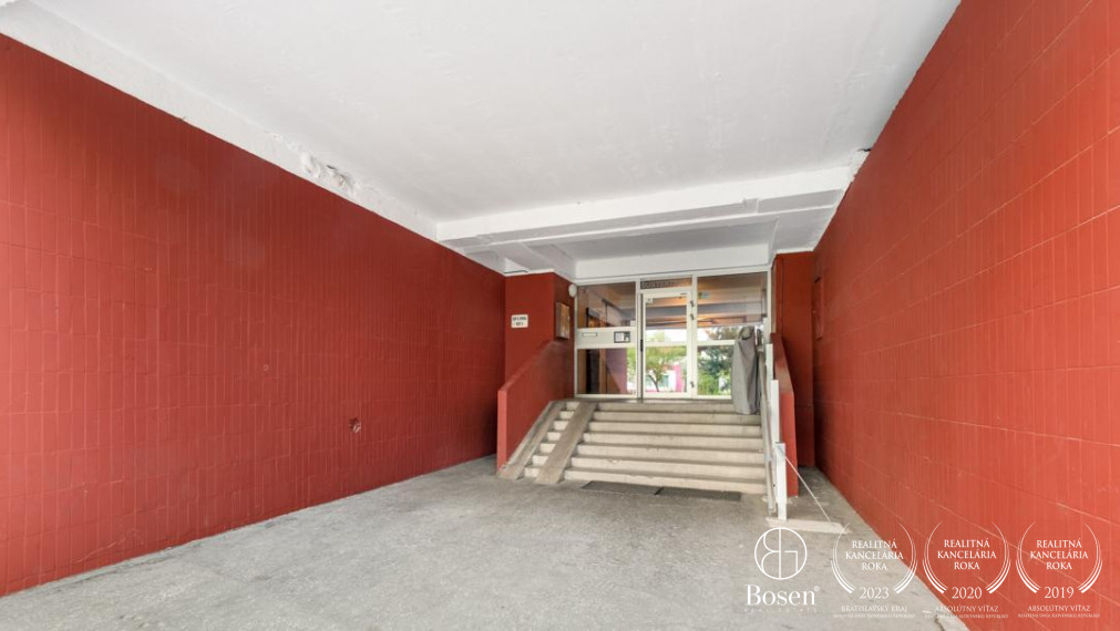 BOSEN - garsónka na začiatku Petržalky s balkónom, 30m2