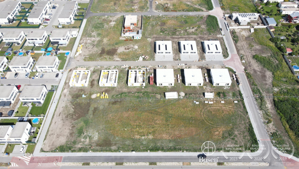 BOSEN  Pozemok so stavebným povolením v Miloslavove