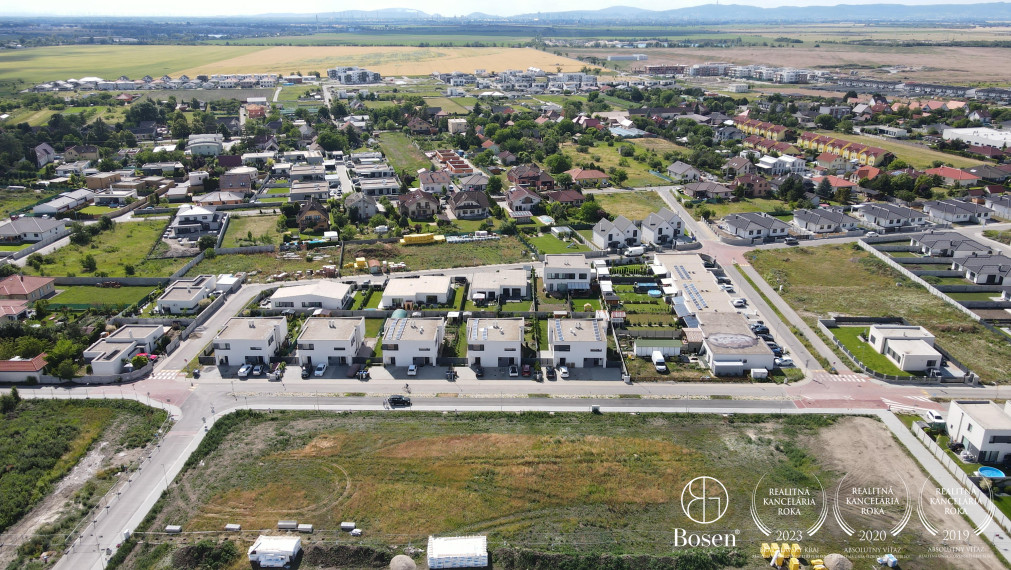 BOSEN  Pozemok so stavebným povolením v Miloslavove
