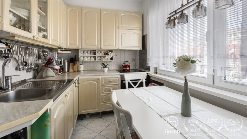 BOSEN | 3 izbový byt s presklenou loggiou v obľúbenej lokalite Ružinov, 78 m2