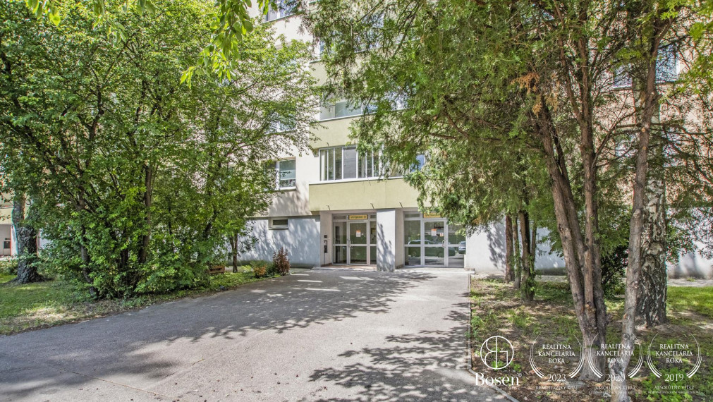 BOSEN | 3 izbový byt s presklenou loggiou v obľúbenej lokalite Ružinov, 78 m2