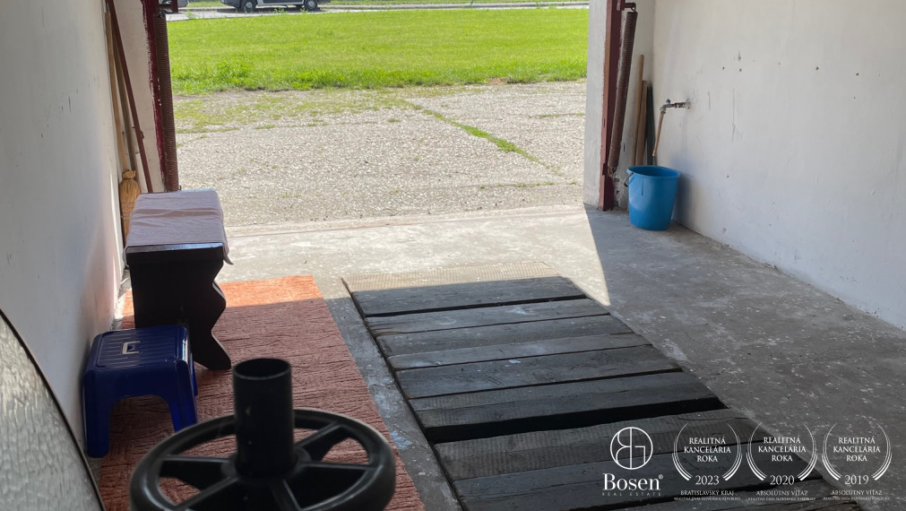 PREDANÉ | BOSEN | Garáž na Čmelíkovej ulici, Bratislava-Ružinov