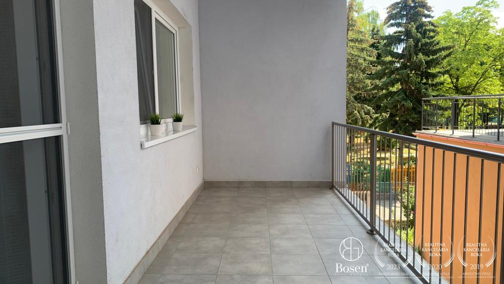 BOSEN | Zrekonštruovaný 1 izb. byt 50 m2, v novostavbe s parkovacím miestom