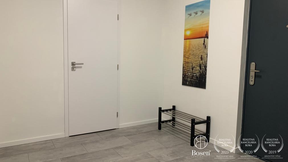 BOSEN | Zrekonštruovaný 1 izb. byt 50 m2, v novostavbe s parkovacím miestom