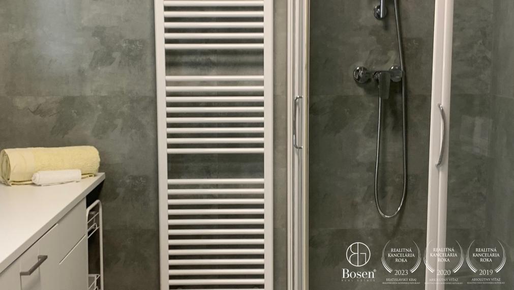 BOSEN | Zrekonštruovaný 1 izb. byt 50 m2, v novostavbe s parkovacím miestom