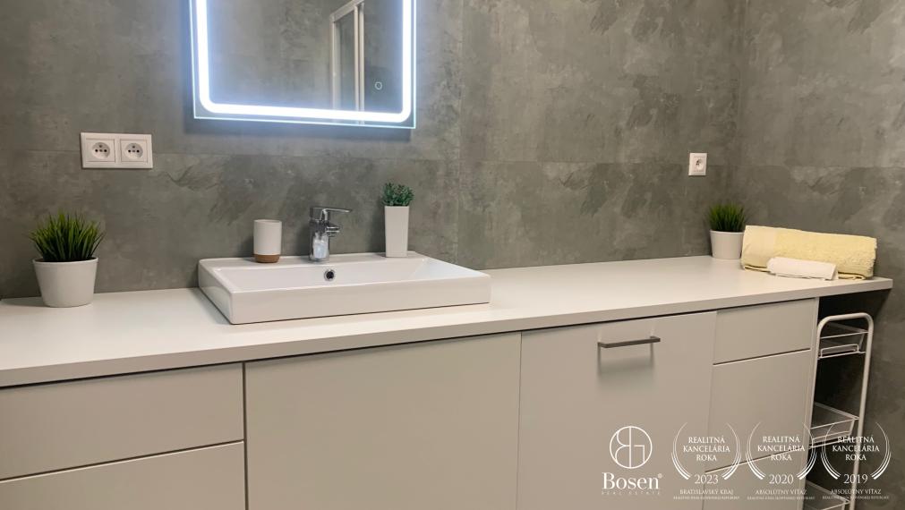 BOSEN | Zrekonštruovaný 1 izb. byt 50 m2, v novostavbe s parkovacím miestom