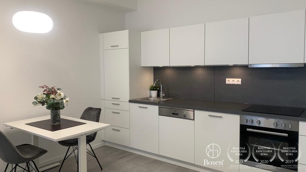 BOSEN | Zrekonštruovaný 1 izb. byt 50 m2, v novostavbe s parkovacím miestom