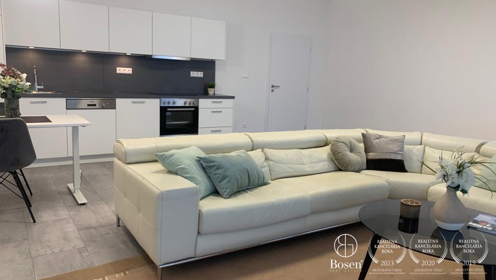 BOSEN | Zrekonštruovaný 1 izb. byt 50 m2, v novostavbe s parkovacím miestom