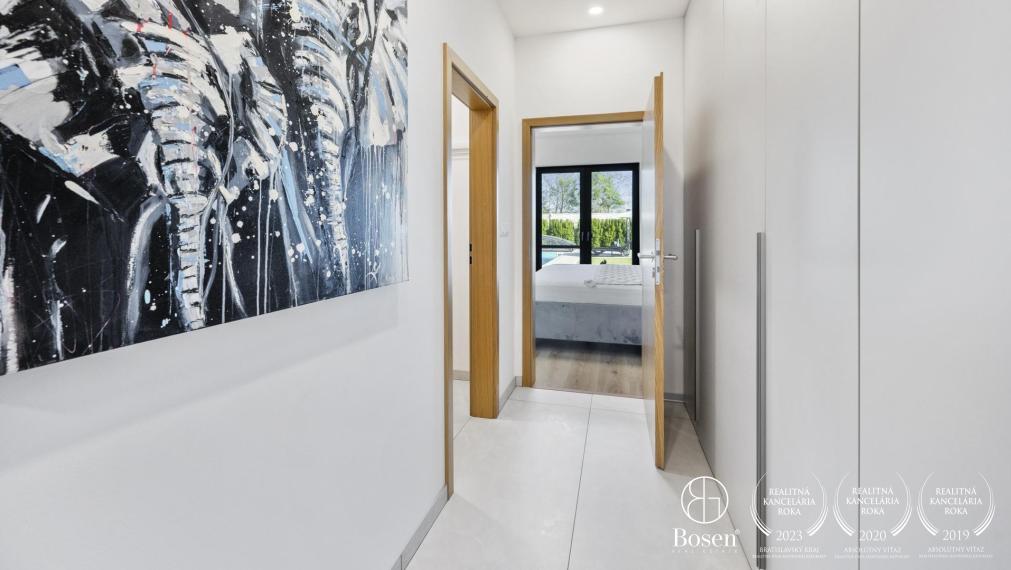 BOSEN | Nadštandardný 5 izb. bungalov s bazénom v tichej lokalite, Rovinka, Jarná