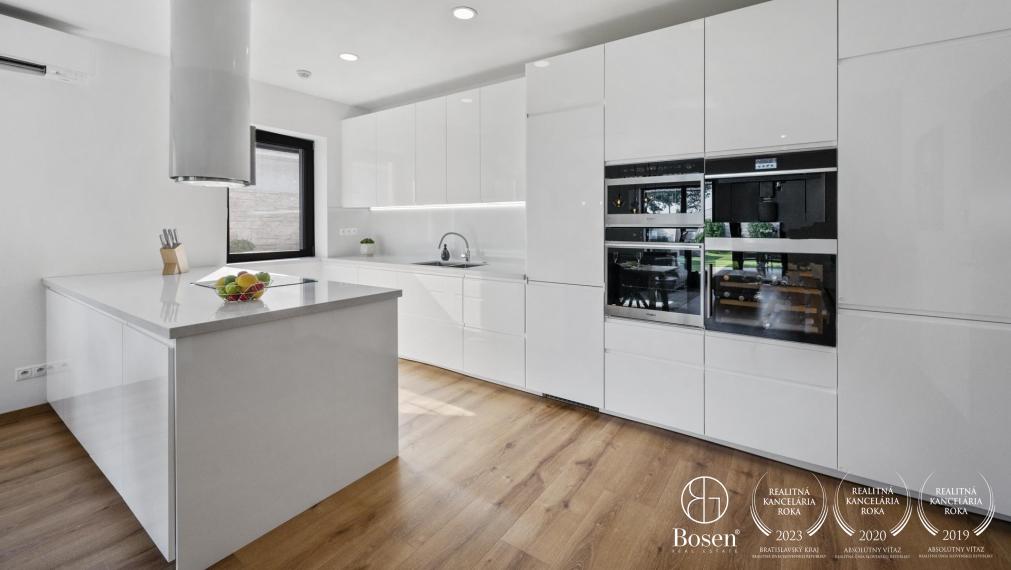 BOSEN | Nadštandardný 5 izb. bungalov s bazénom v tichej lokalite, Rovinka, Jarná