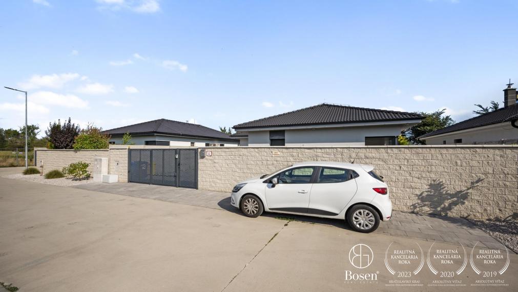 BOSEN | Nadštandardný 5 izb. bungalov s bazénom v tichej lokalite, Rovinka, Jarná