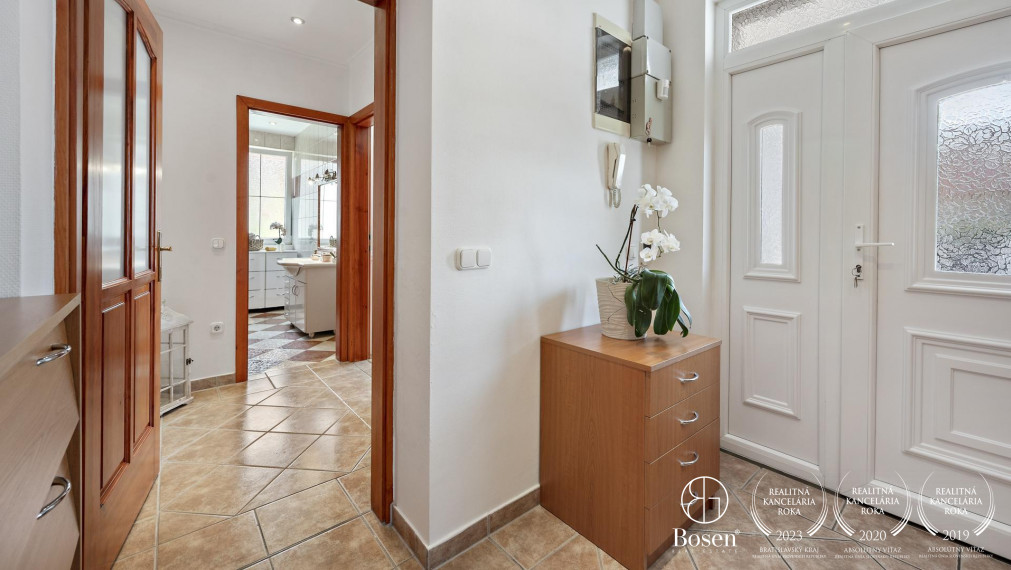 BOSEN | 9 izbový rodinný dom so zimnou záhradou a garážou, Mosonmagyaróvár, 736 m2