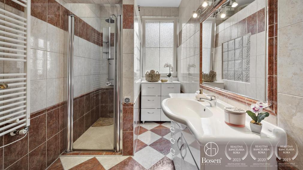 BOSEN | 9 izbový rodinný dom so zimnou záhradou a garážou, Mosonmagyaróvár, 736 m2