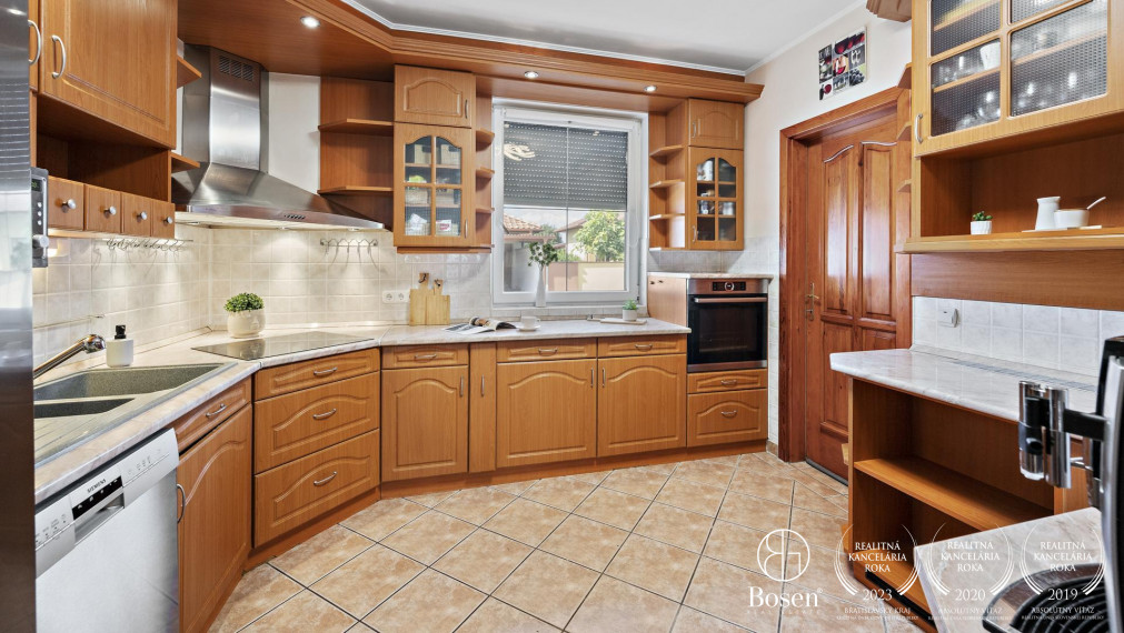 BOSEN | 9 izbový rodinný dom so zimnou záhradou a garážou, Mosonmagyaróvár, 736 m2