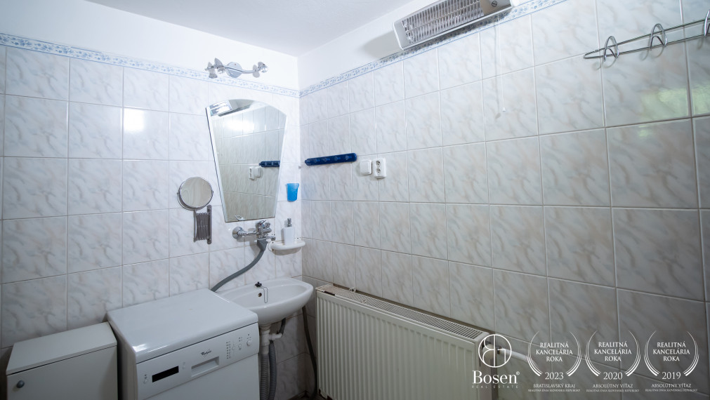 BOSEN | Na predaj trojpodlažný 4i rodinný dom alebo chata, Mníchova Lehota