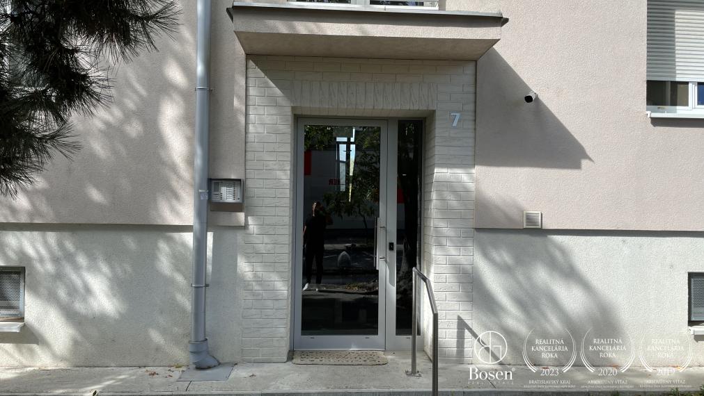 Priestranný 2 izb.byt s balkónom, výhlad na Štrkovecké jazero, Ružinov, Stropkovská, 60 m2