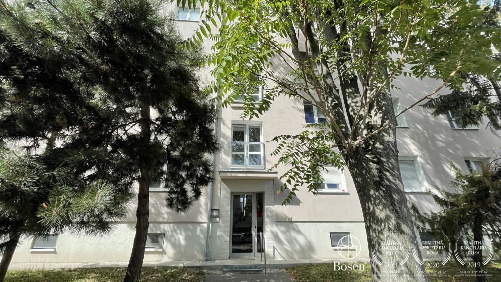 Priestranný 2 izb.byt s balkónom, výhlad na Štrkovecké jazero, Ružinov, Stropkovská, 60 m2