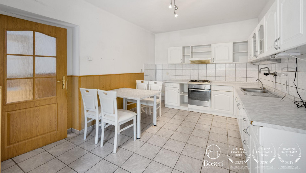 BOSEN | 2 samostatne stojace rodinné domy a výrobná hala, ulica Družby, Topoľčany