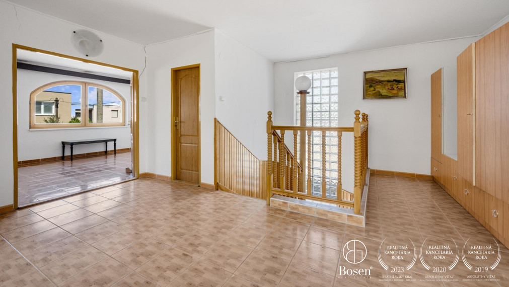 BOSEN | 2 samostatne stojace rodinné domy a výrobná hala, ulica Družby, Topoľčany