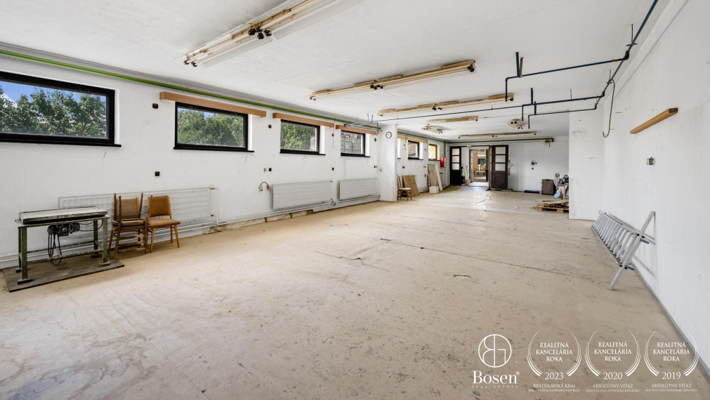 BOSEN | 2 samostatne stojace rodinné domy a výrobná hala, ulica Družby, Topoľčany