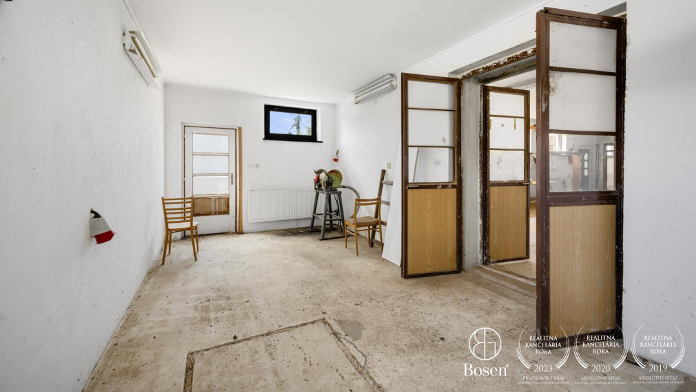 BOSEN | 2 samostatne stojace rodinné domy a výrobná hala, ulica Družby, Topoľčany