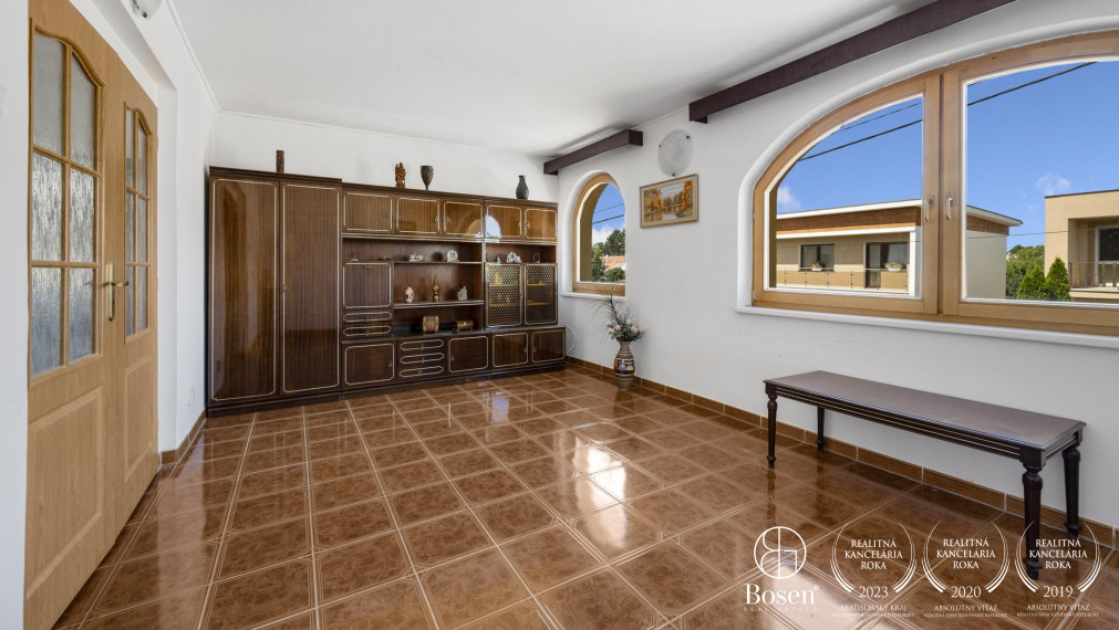 BOSEN | 2 samostatne stojace rodinné domy a výrobná hala, ulica Družby, Topoľčany