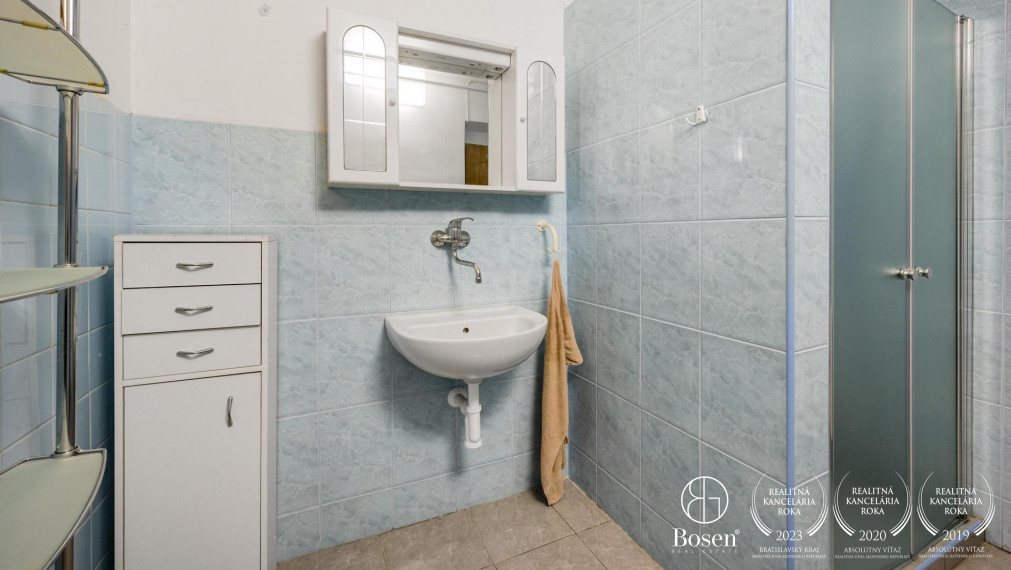 BOSEN | 2 samostatne stojace rodinné domy a výrobná hala, ulica Družby, Topoľčany