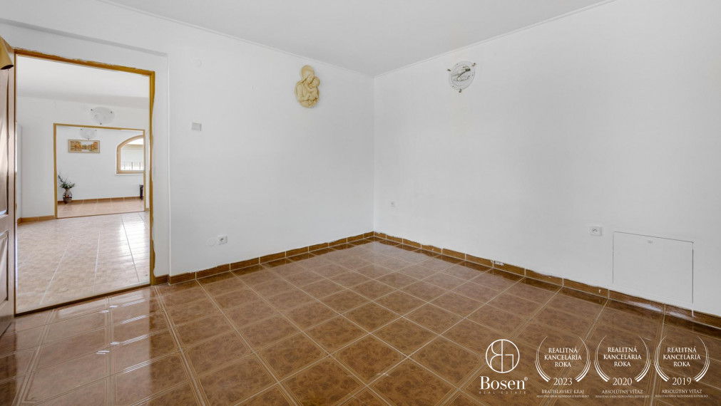 BOSEN | 2 samostatne stojace rodinné domy a výrobná hala, ulica Družby, Topoľčany