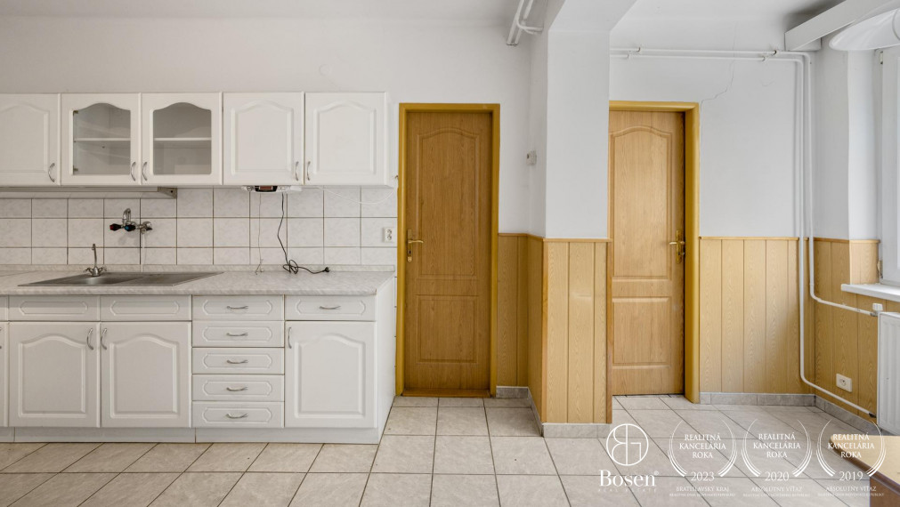 BOSEN | 2 samostatne stojace rodinné domy a výrobná hala, ulica Družby, Topoľčany