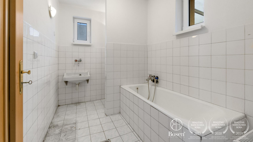 BOSEN | 2 samostatne stojace rodinné domy a výrobná hala, ulica Družby, Topoľčany