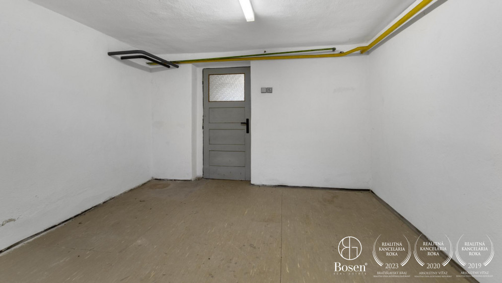 BOSEN | 2 samostatne stojace rodinné domy a výrobná hala, ulica Družby, Topoľčany