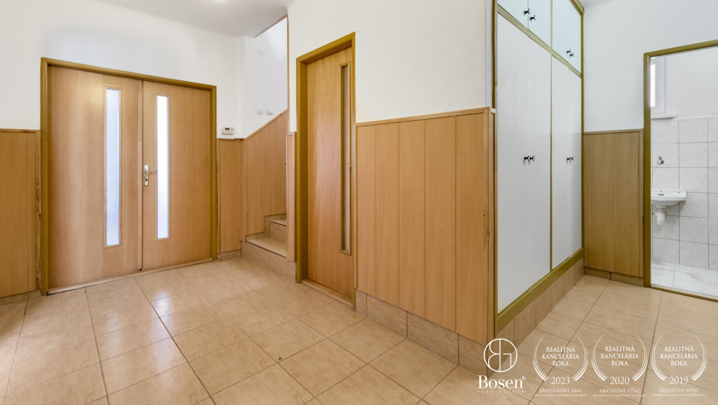 BOSEN | 2 samostatne stojace rodinné domy a výrobná hala, ulica Družby, Topoľčany