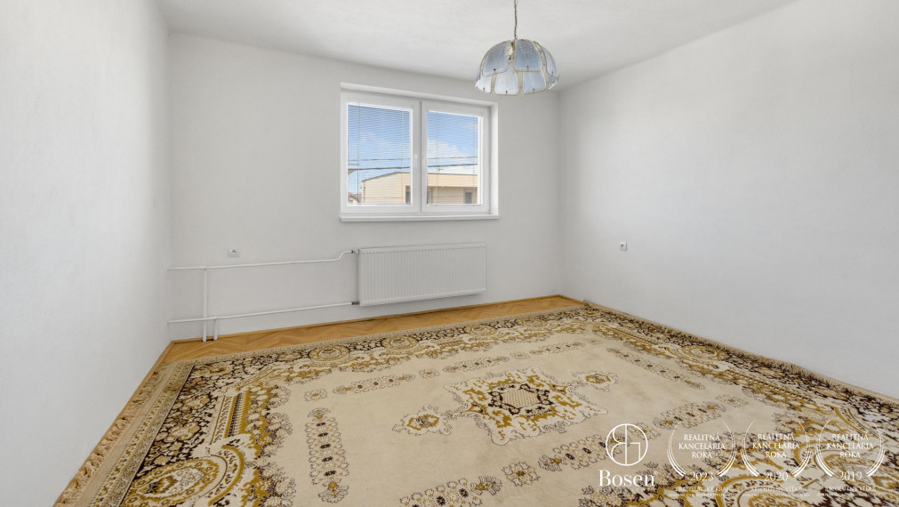 BOSEN | 2 samostatne stojace rodinné domy a výrobná hala, ulica Družby, Topoľčany