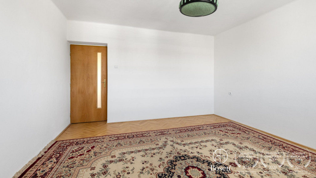 BOSEN | 2 samostatne stojace rodinné domy a výrobná hala, ulica Družby, Topoľčany