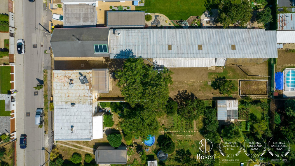 BOSEN | 2 samostatne stojace rodinné domy a výrobná hala, ulica Družby, Topoľčany