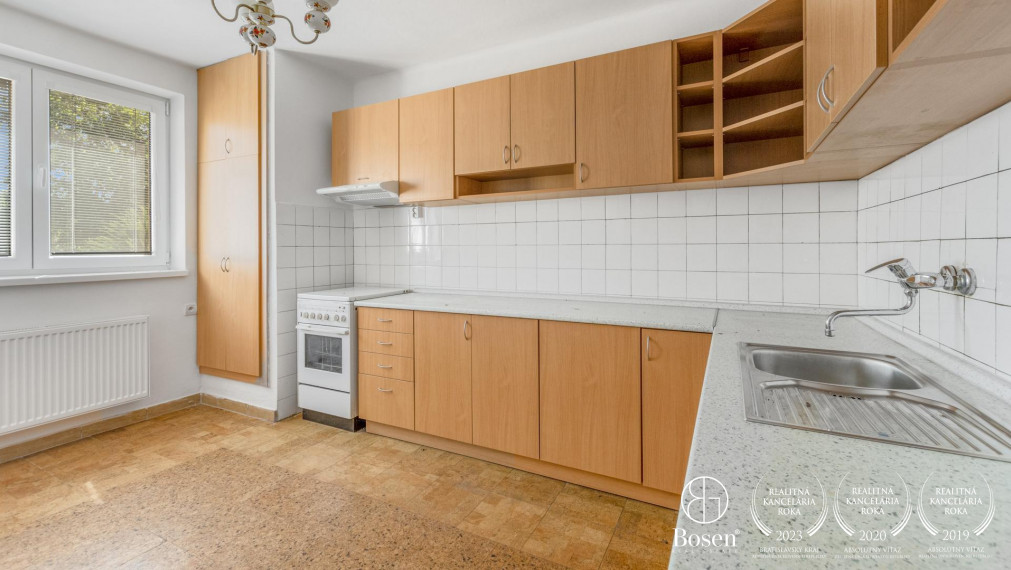 BOSEN | 2 samostatne stojace rodinné domy a výrobná hala, ulica Družby, Topoľčany