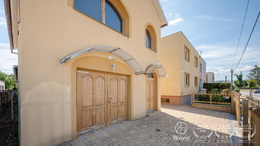 BOSEN | 2 samostatne stojace rodinné domy a výrobná hala, ulica Družby, Topoľčany