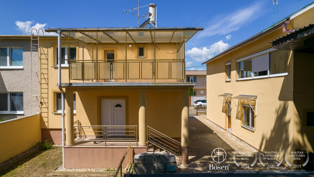 BOSEN | 2 samostatne stojace rodinné domy a výrobná hala, ulica Družby, Topoľčany