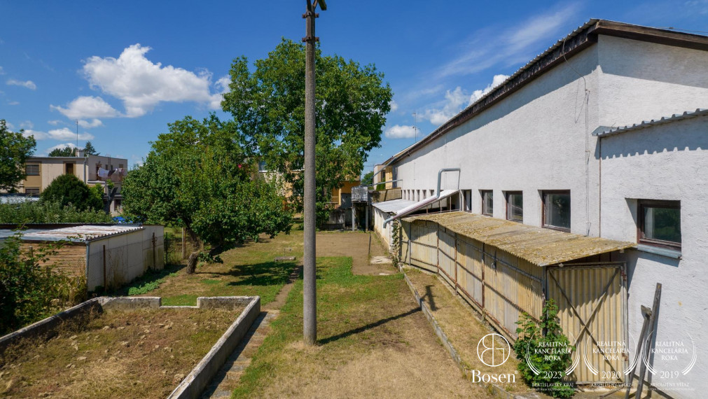 BOSEN | 2 samostatne stojace rodinné domy a výrobná hala, ulica Družby, Topoľčany