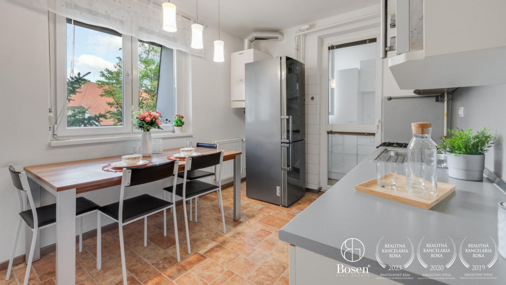 BOSEN | 3 izbový byt a murovaná garáž v obci Lehnice