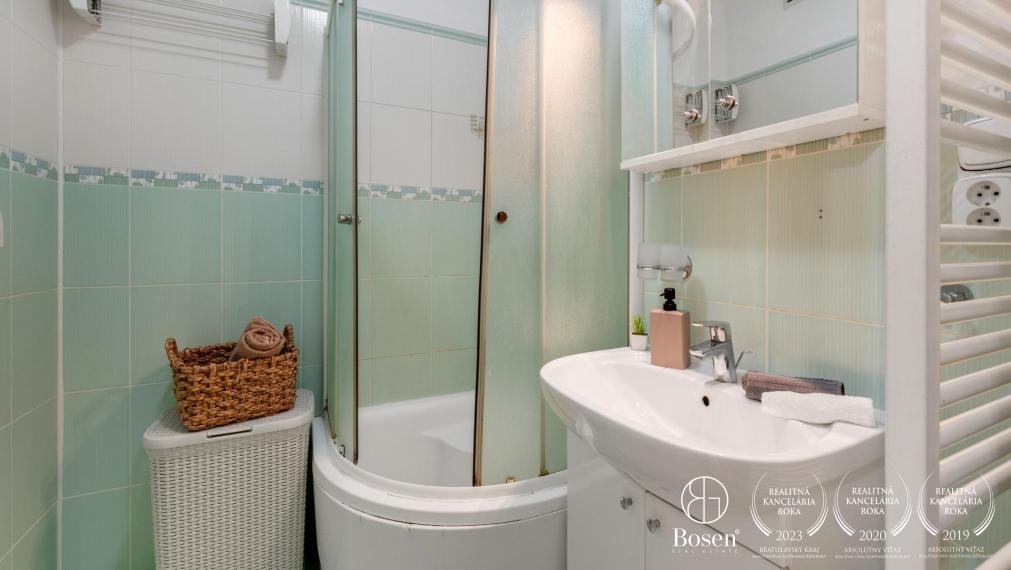 BOSEN | 3 izbový byt a murovaná garáž v obci Lehnice