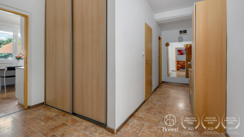 BOSEN | 3 izbový byt a murovaná garáž v obci Lehnice