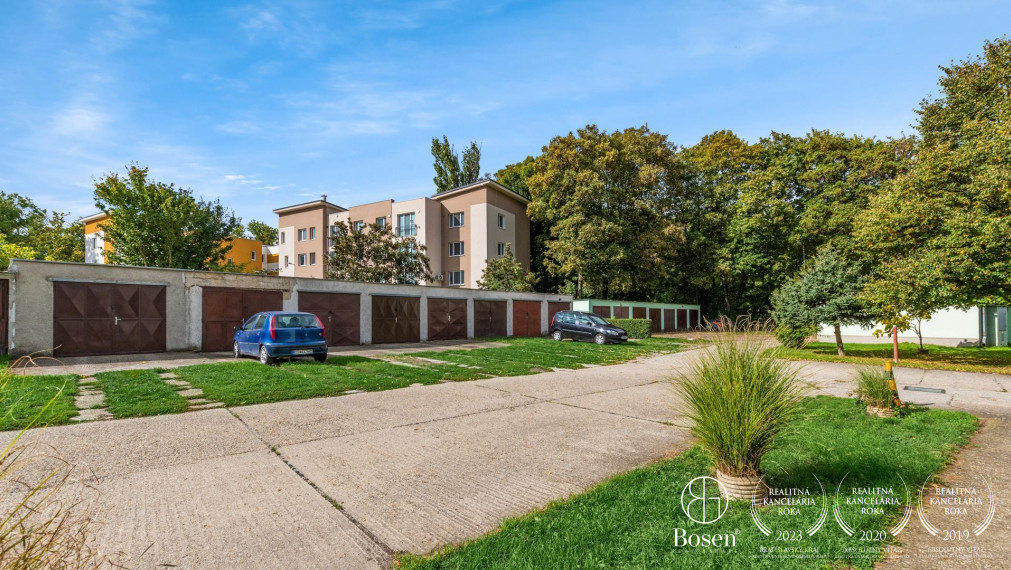 BOSEN | 3 izbový byt a murovaná garáž v obci Lehnice