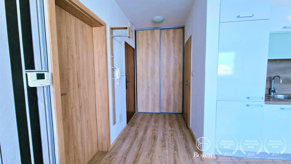 BOSEN | Zariadený 2 izbový byt s parkovacím miestom