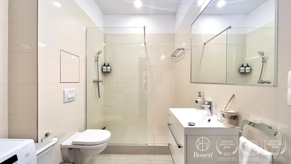 BOSEN | Prenájom 2-izbový klimatizovaný byt s pivničnou kobkou, ulica Gunduličova, Bratislava m.č. Staré Mesto