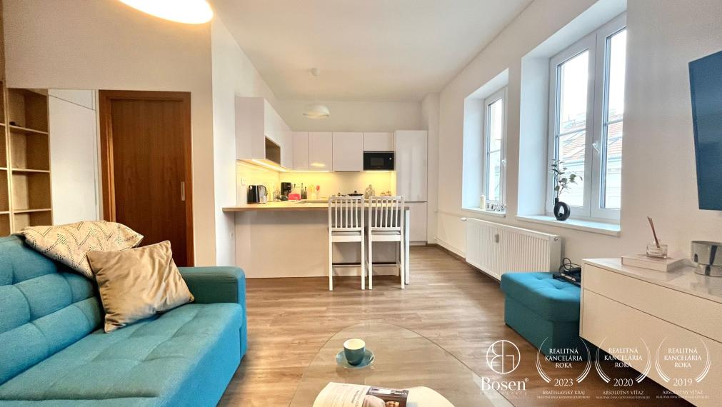 BOSEN | Prenájom 2-izbový klimatizovaný byt s pivničnou kobkou, ulica Gunduličova, Bratislava m.č. Staré Mesto